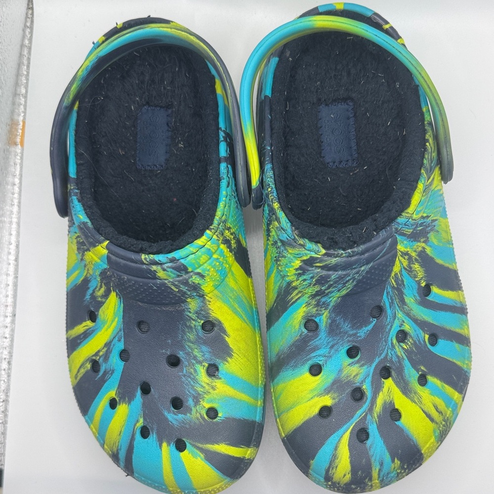 Boys Tie Dye Abstract Blue Yellow Lined Crocs Size 3 Youth